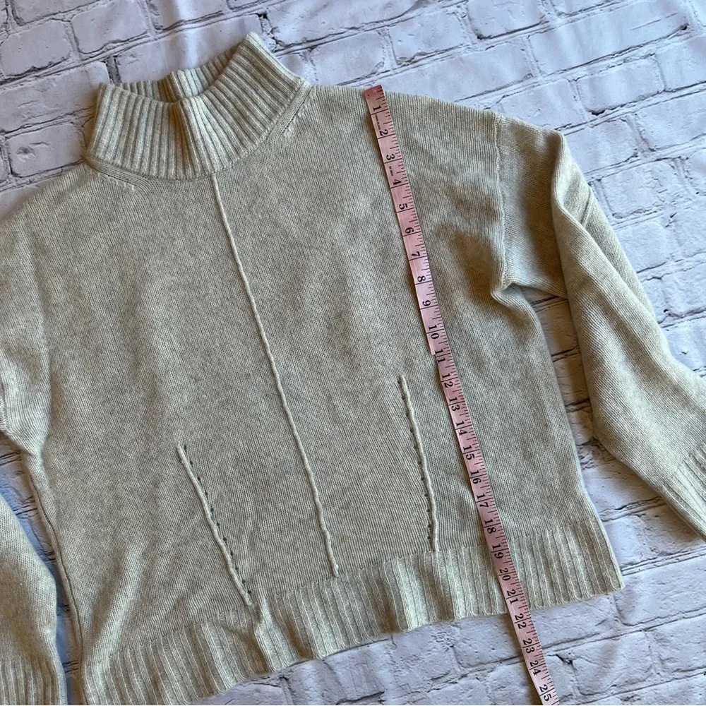 Saks Fifth Avenue 100% Cashmere Sweater Womens Large Gray Neural Quiet Luxury - Picture 8 of 16